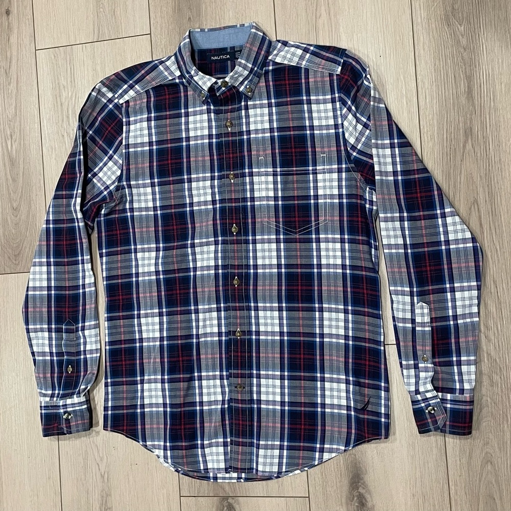 Nautica Men’s Button Down Shirt. Size S. Blue, White and Red.
.